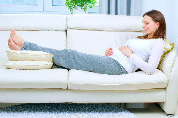 ما هي أسباب تورم القدمين أثناء الحمل وطرق تجنبها